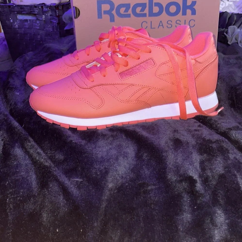 Reebok Sneakers with black reebok shirt. Only shoes available. - Picture 5 of 12